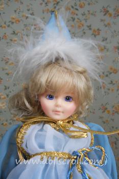 Robin Woods - Camelot Castle - Little Queen Guinevere - Doll